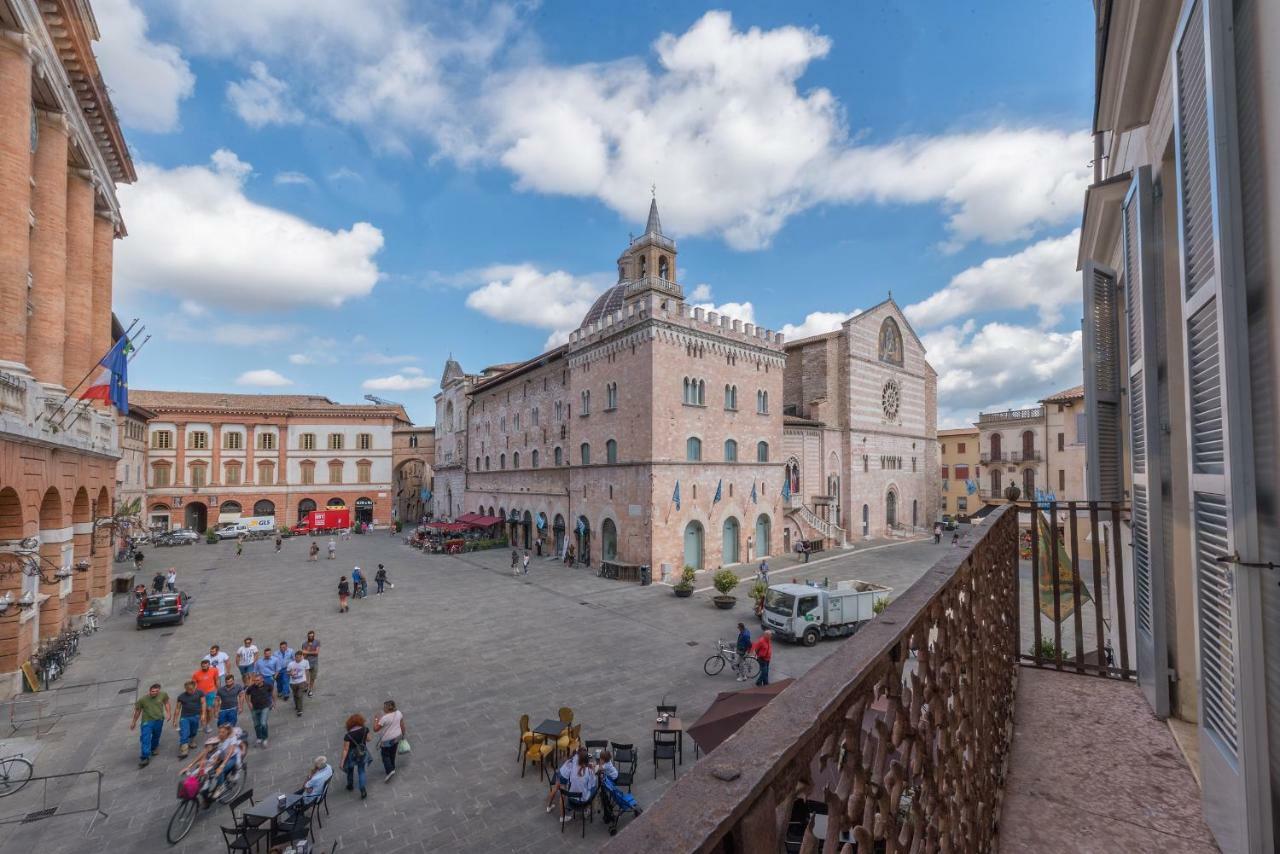 Apartamento La Residenza In Piazza Grande Foligno Exterior foto